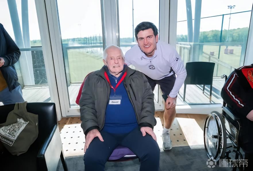 曼联在卡灵顿为重病球迷举办梦想日活动，邀请其观看训练课