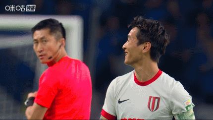 典！韦世豪被马宁出示黄牌后，回头无奈苦笑