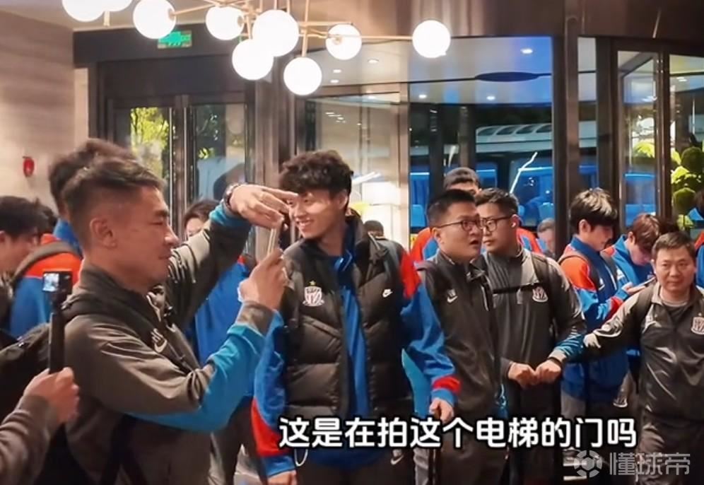 申花客战泰山入住去年国安下榻酒店，于汉超对着电梯拍照打卡