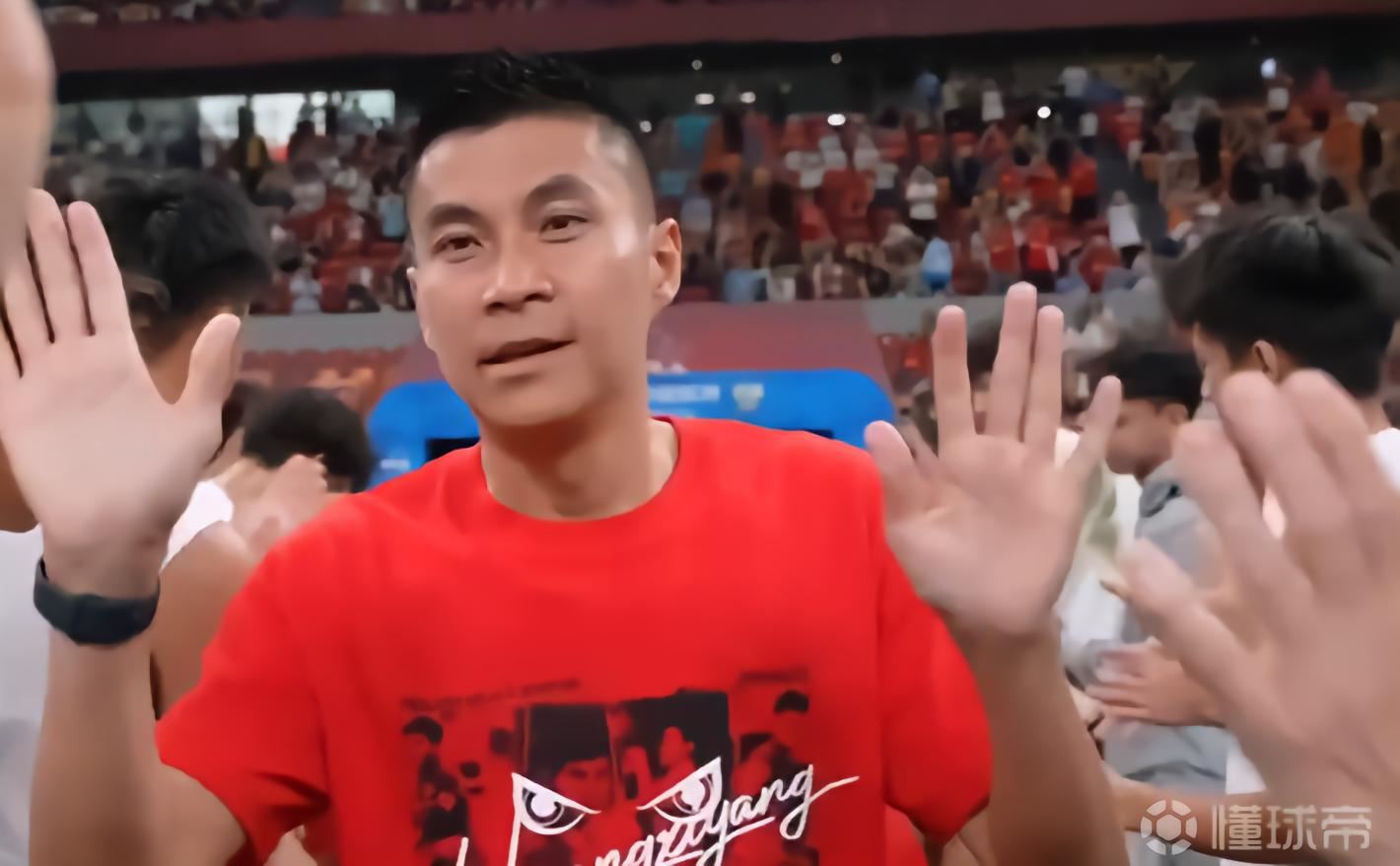 赛前退役仪式，铜梁龙列队祝福黄希扬，球迷为其打出巨型Tifo
