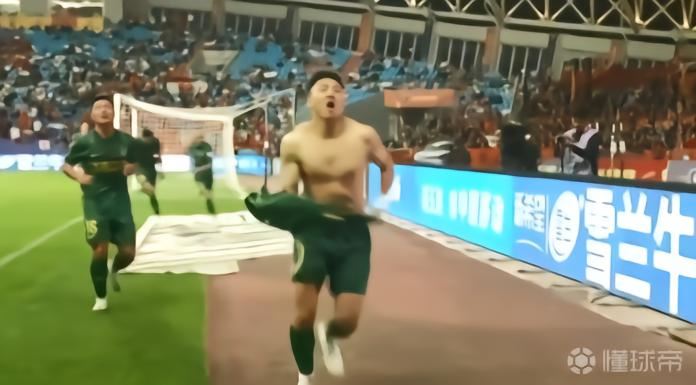 高迪打趣：也会向队里05后学习，这就学了一次王钰栋脱衣庆祝